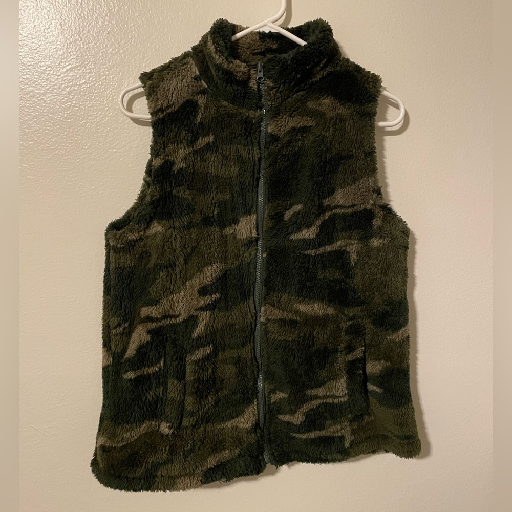 Dip Camo Fuzzy Zippered Vest